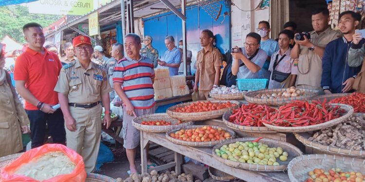 Bupati bersama jajaran Pemda Cianjur melakukan sidak harga sembako di Pasar Induk (Foto : Wawan Sutiawan)