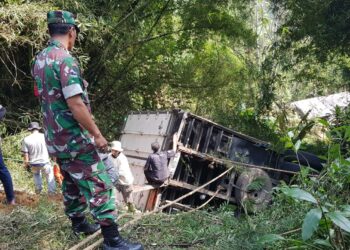 Rem Blong, Truk Fuso Nyemplung Jurang 5 Meter di Pacet