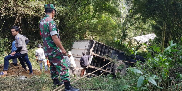 Rem Blong, Truk Fuso Nyemplung Jurang 5 Meter di Pacet
