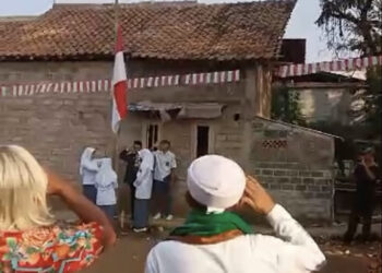 Unik, Upacara HUT RI ke 78, Warga Pajagan Kenakan Pakaian Kebaya Hingga Gamis