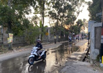 Gembor-gembor Perbaikan, Diduga Pipa Perumdam Bocor Genangi Jalan