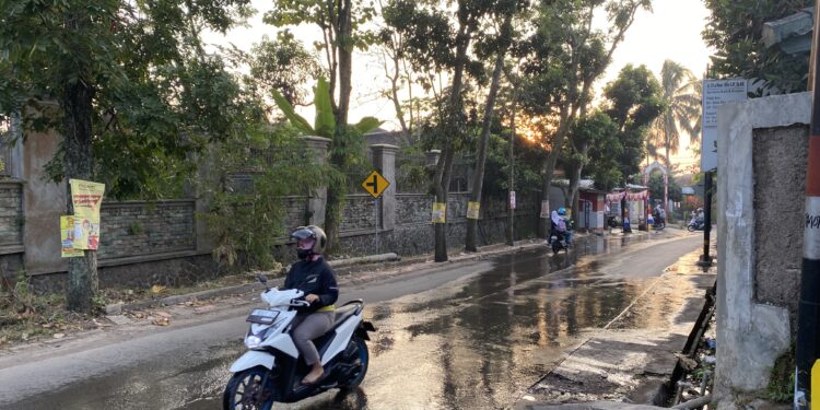 Gembor-gembor Perbaikan, Diduga Pipa Perumdam Bocor Genangi Jalan