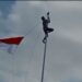Heroik! Seorang Pria di Cidaun Nekat Naik Tiang Demi Kibarkan Bendera Yang Menyangkut