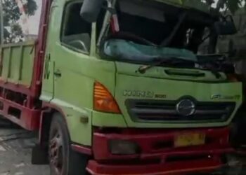 Akibat Rem Blong, Truk Tabrak Pohon di Rancagoong