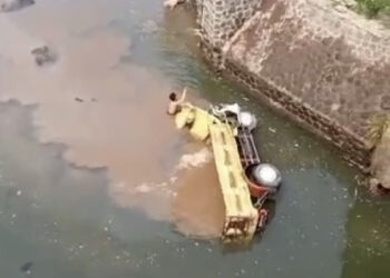 Diduga Rem Blong, Truk Bermuatan Pasir Terjun Bebas ke Sungai Parungbedil