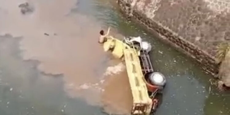 Diduga Rem Blong, Truk Bermuatan Pasir Terjun Bebas ke Sungai Parungbedil