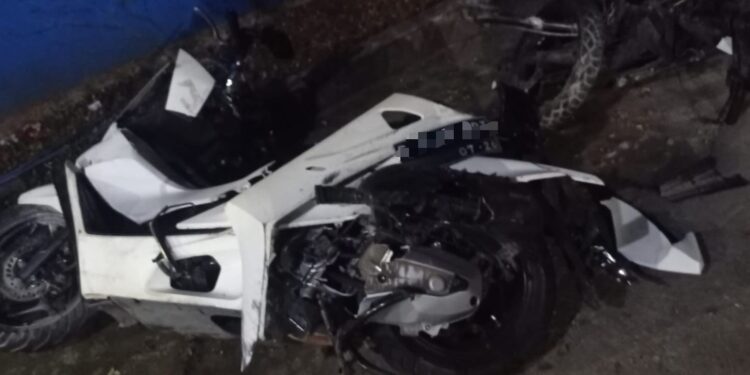 Diduga Ngantuk, Truk Tabrak 3 Motor – Empat Kios di Haurwangi