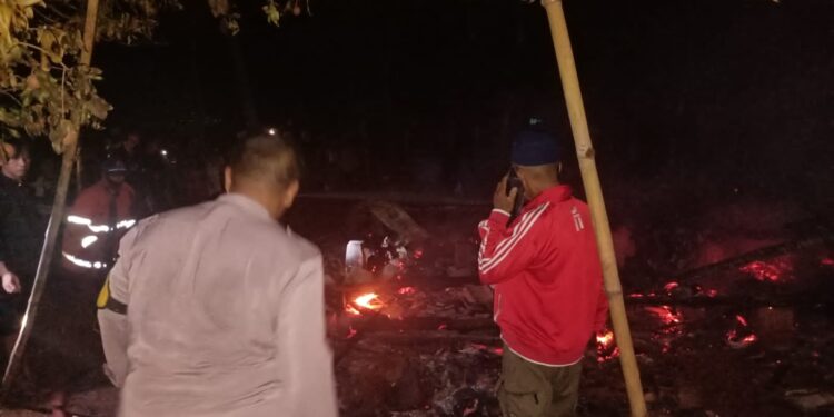 Korsleting Listrik, Rumah Semi Permanen di Cilaku Ludes Terbakar