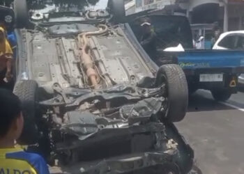 Heboh, Mobil Tabrak Pagar Hingga Terbalik di Cilaku