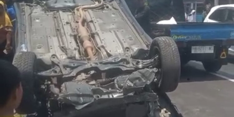Heboh, Mobil Tabrak Pagar Hingga Terbalik di Cilaku