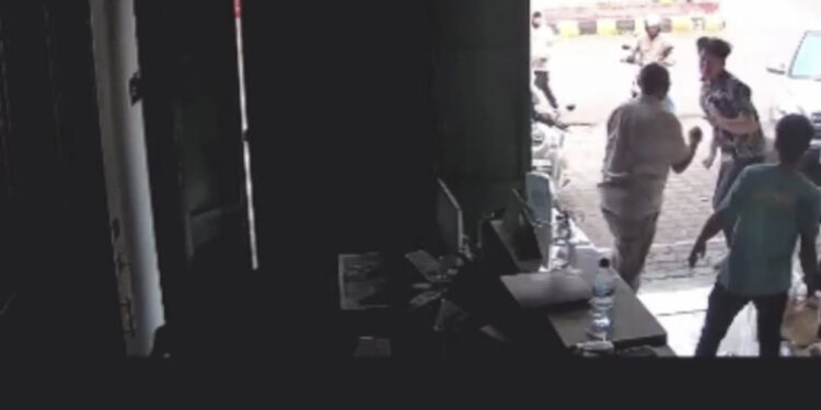 Dua Orang Baku Hantam di Sebuah Toko di Cianjur Viral