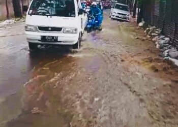 Jalan Raya Cipanas Diterjang Banjir, Belasan Kendaraan Kesulitan Melintas