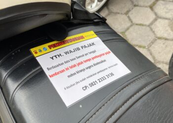 Samsat Cianjur Lakukan Himbauan Pemasangan Stiker Telat Bayar Pajak di Area Parkir Sekolah