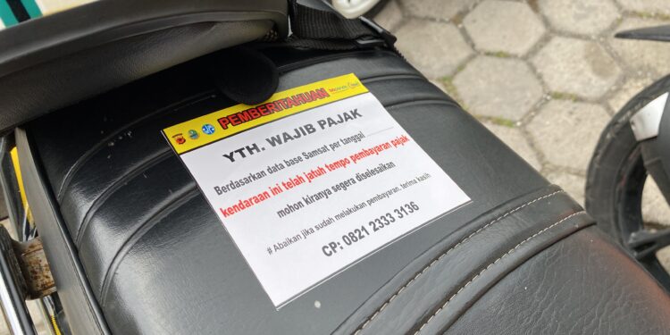 Samsat Cianjur Lakukan Himbauan Pemasangan Stiker Telat Bayar Pajak di Area Parkir Sekolah