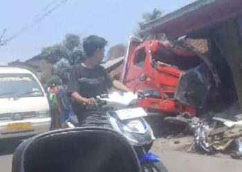 Truk Semen Tabrak Pengendara Motor dan Rumah Warga di Cibeber, Dua Orang Luka-luka