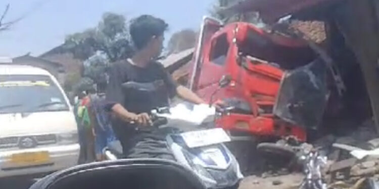 Truk Semen Tabrak Pengendara Motor dan Rumah Warga di Cibeber, Dua Orang Luka-luka