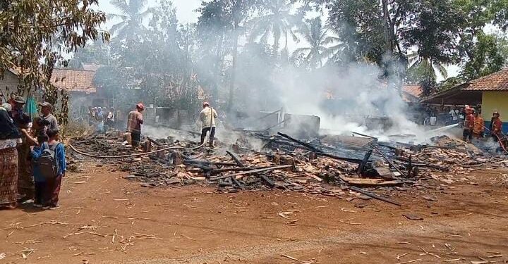 Diduga Arus Pendek Listrik, 2 Rumah di Mande Hangus Terbakar