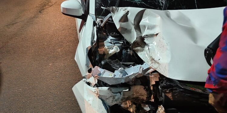 Adu Banteng Motor Mobil di Jalan Raya Bandung, Satu Tewas