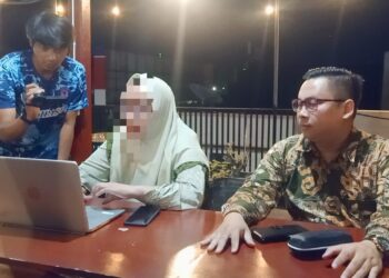 Foto : LLS saat menggelar jumpa pers ditemani oleh kuasa hukumnya.