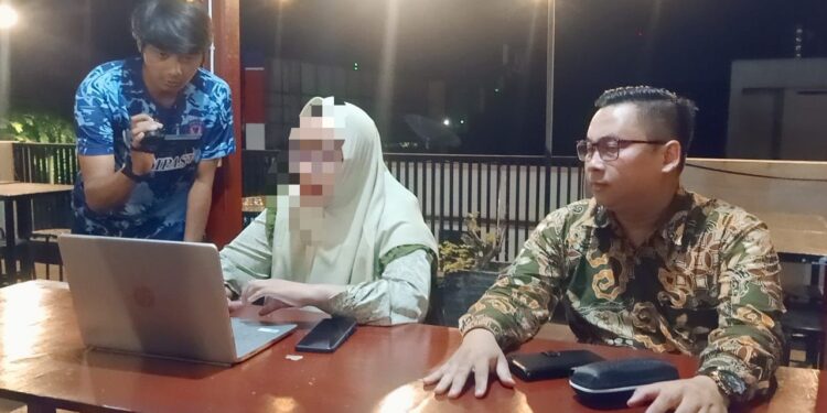 Foto : LLS saat menggelar jumpa pers ditemani oleh kuasa hukumnya.