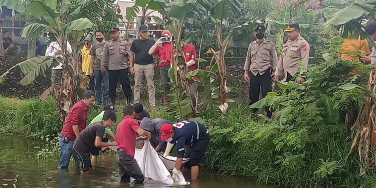 Geger, Mayat Wanita di Kelurahan Sayang Mengambang di Kolam Ikan