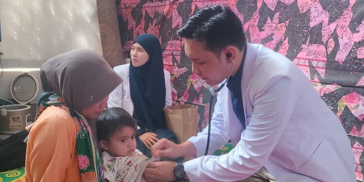 Keluarga Korban Gempa yang Tinggal di Kandang Ayam Diberikan Pengobatan Gratis oleh dr Mohammad Wahyu