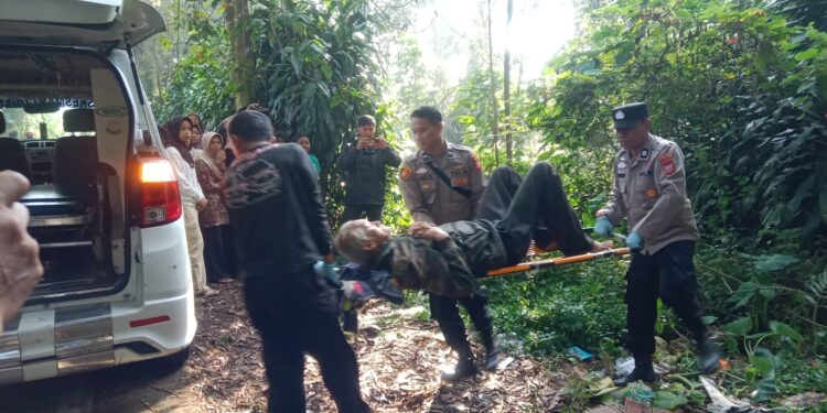 Pria Tua Tanpa Identitas Ditemukan Tergeletak di Kebun Warga