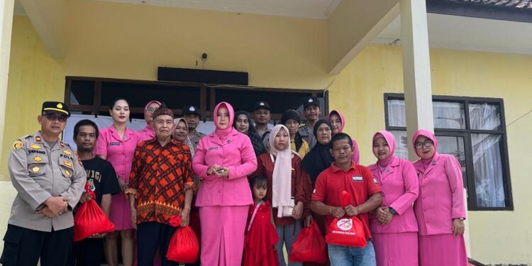 Polsek Cidaun Gelar Baksos HUT Bhayangkara ke-78 Didampingi Ranting Bhayangkari