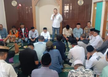 Warga Desa Cibeureum Sambut ‘Hotman Paris’ Cianjur, Bahagia Dibantu Dapat Bantuan Stimulan Gempa Bumi