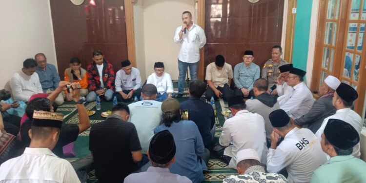 Warga Desa Cibeureum Sambut ‘Hotman Paris’ Cianjur, Bahagia Dibantu Dapat Bantuan Stimulan Gempa Bumi