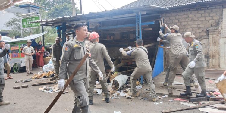 Pembongkaran Kios di Kawasan Pasar Muka Cianjur Dinilai Tebang Pilih