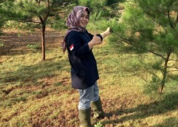 Ini Sosok Cantik ‘Penunggu’ Pantai Selatan Cianjur, Hobi Tanam Mangrove dan Cemara Demi Menjaga Kelestarian Alam