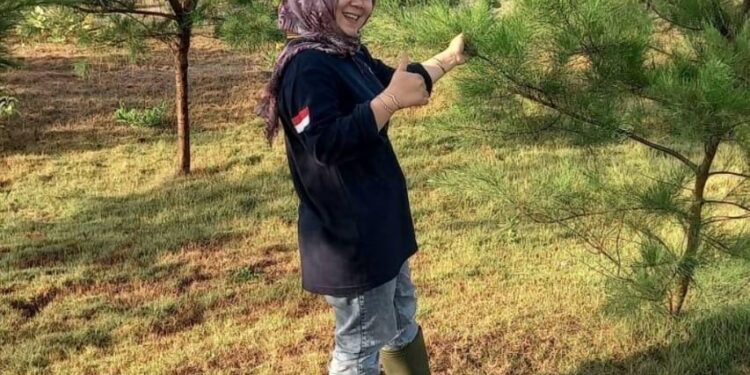 Ini Sosok Cantik ‘Penunggu’ Pantai Selatan Cianjur, Hobi Tanam Mangrove dan Cemara Demi Menjaga Kelestarian Alam