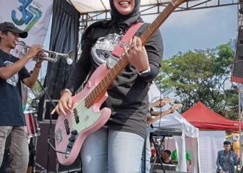 Kepala Sekolah Cantik Jago Bermusik, Miliki Histori yang Unik