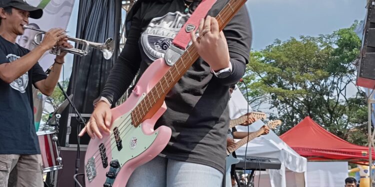 Kepala Sekolah Cantik Jago Bermusik, Miliki Histori yang Unik