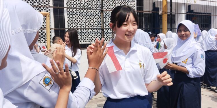 Siswi Asal Jepang Takjub Disambut Lagu Doraemon di SMPN 2 Cianjur