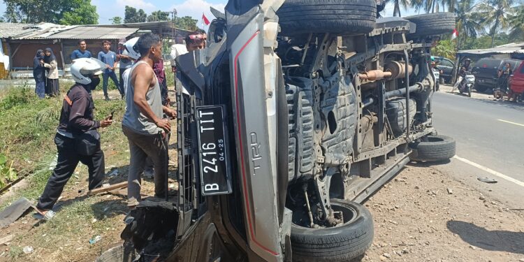Mobil Tabrak Pikap yang Sedang Terparkir, Tiga Orang Luka-luka