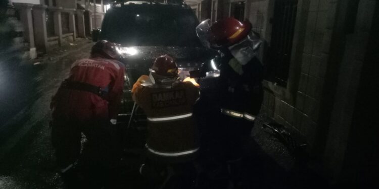 Diduga Korslet, Sebuah Mobil Terbakar di Limbangansari