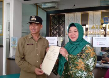 Camat Mande Orang Pertama yang Terima Sertifikat Elektronik