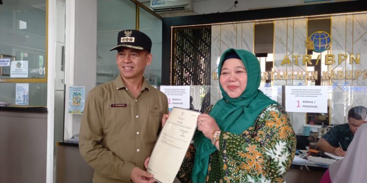 Camat Mande Orang Pertama yang Terima Sertifikat Elektronik