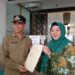 Camat Mande Orang Pertama yang Terima Sertifikat Elektronik