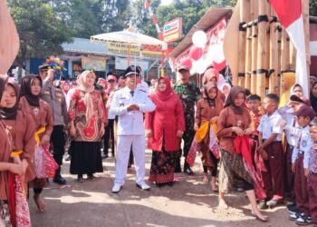 Warga Desa Cintaasih Bentangkan Bendera Merah Putih Sepanjang 270 Meter
