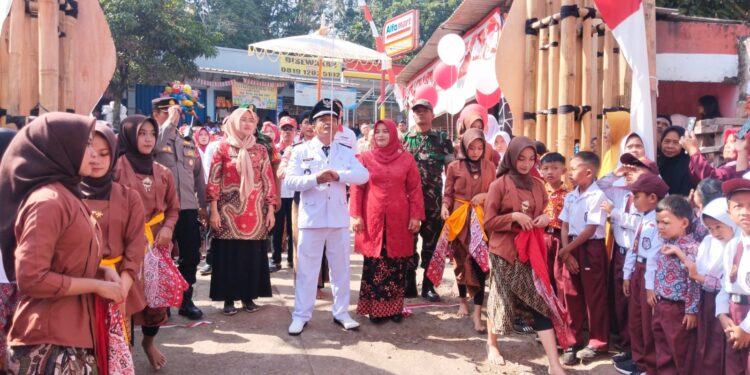 Warga Desa Cintaasih Bentangkan Bendera Merah Putih Sepanjang 270 Meter