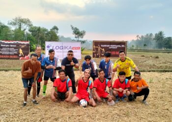Meriahkan HUT RI, Warga Gelar Turnamen Sepakbola di Lahan Sawah yang Disulap jadi Lapang