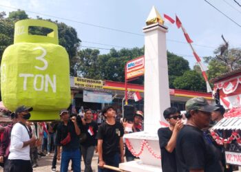 Ada ‘Tabung Elpiji 3 Ton’ dan ‘Monas’ di Desa Cintaasih