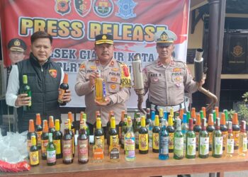 Polsek Cianjur Kota Amankan Ratusan Botol Miras Hasil Razia di Tujuh Lokasi