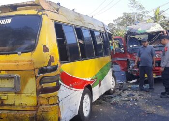Brak! Dua Mobil Elf Jurusan Cianjur Selatan ‘Adu Banteng’ di Tanggeung