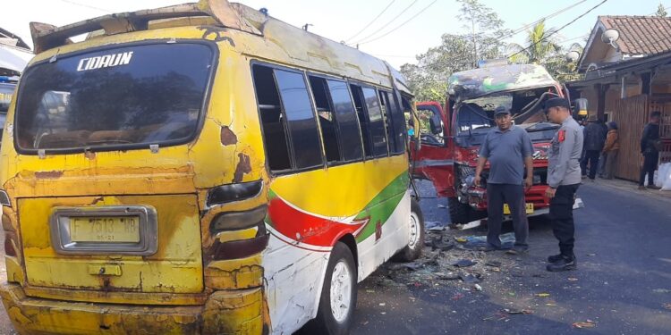 Brak! Dua Mobil Elf Jurusan Cianjur Selatan ‘Adu Banteng’ di Tanggeung