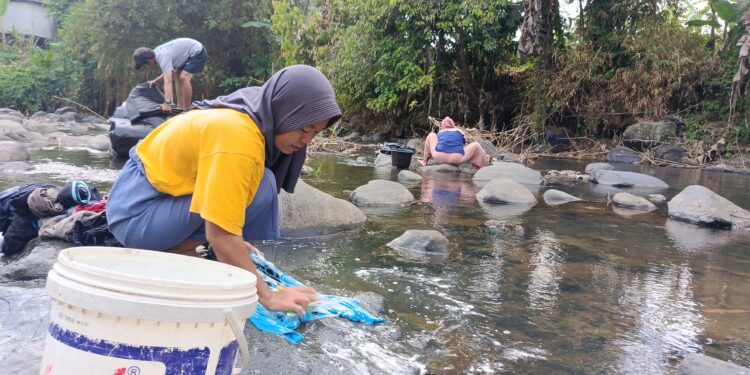 Air Sumur Mulai Kering, Warga Cibeber Berbondong-bondong ke Sungai Cikondang