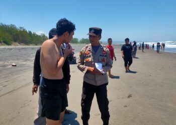 Dua Pelajar Asal Bandung Terseret Ombak Pantai Cemara, Satu Orang Hilang